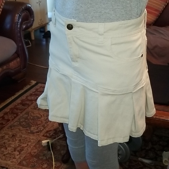 Stretchy, pleated, kahki, denim skirt. Girls 16 - Picture 3 of 10